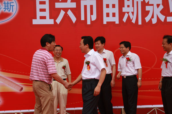 蔣洪亮?xí)浥c蔣龍福董事長(zhǎng)親切握手交談