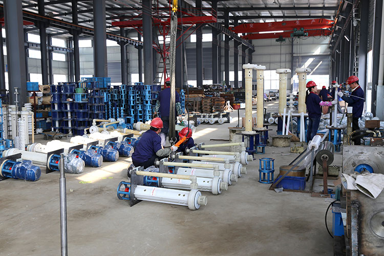 液下泵安裝組正在安裝中