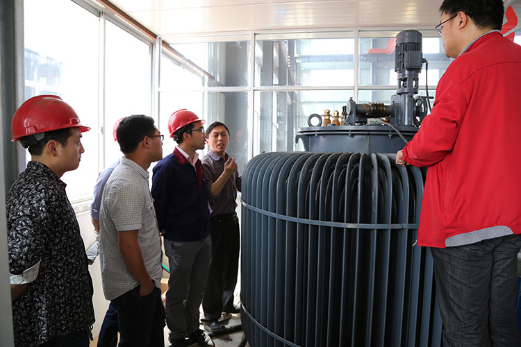 師傅講解操作注意事項(xiàng)