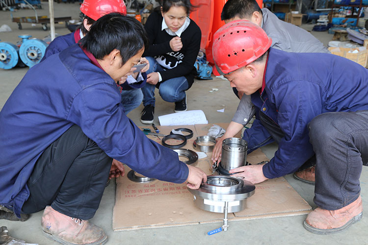 安裝車間員工在拆卸機械密封