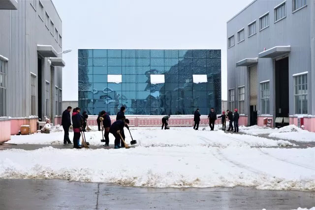 大雪覆蓋道路，員工合力鏟雪