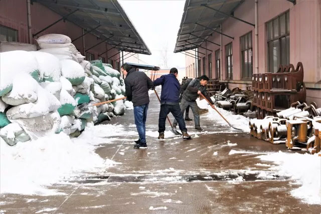 大雪覆蓋道路，員工合力鏟雪
