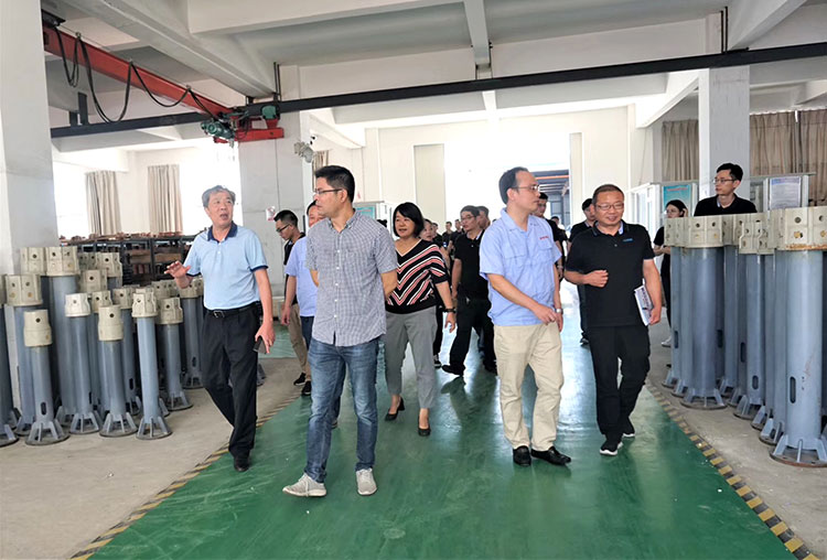 宙斯泵業(yè)董事長蔣龍福先生陪同講解
