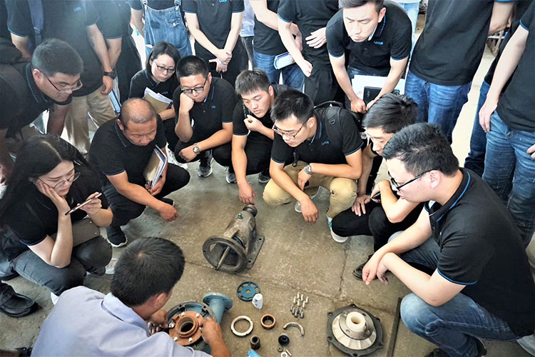 現(xiàn)場觀摩講解耐腐耐磨泵新型風冷JS雙密封的組裝過程