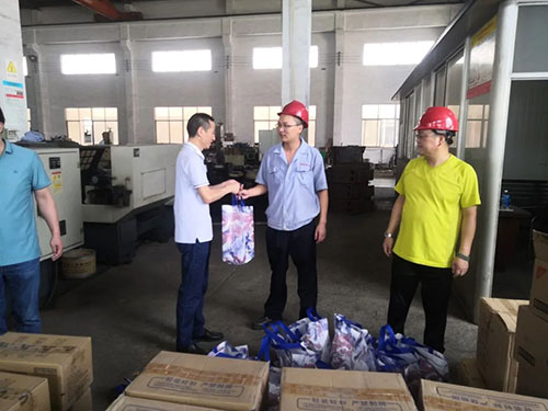 市總工會(huì)為宙斯泵業(yè)“送清涼”