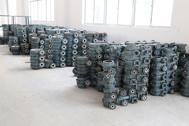 小型襯塑泵殼的集中堆放區(qū)