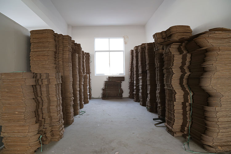 整齊堆放的紙箱包裝