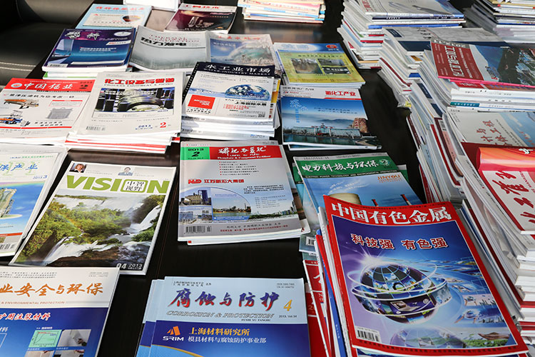 桌上擺放的各類(lèi)雜志