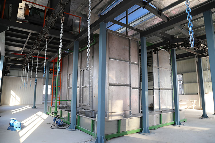 油漆房中噴漆完畢的水泵通過旋轉(zhuǎn)移動(dòng)到外面進(jìn)行晾干