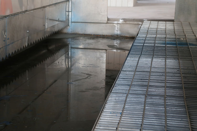 吸附油漆的水資源通過過濾清潔處理