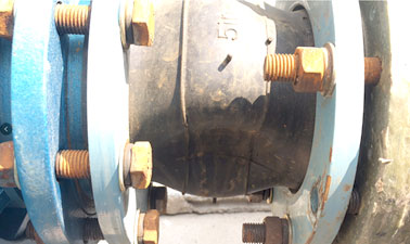 進(jìn)口管路的橡膠軟連接被吸扁